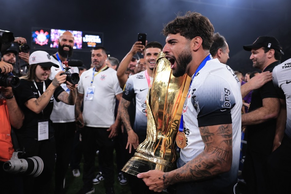 Yuri Alberto comemora o título do Paulistão com a taça
