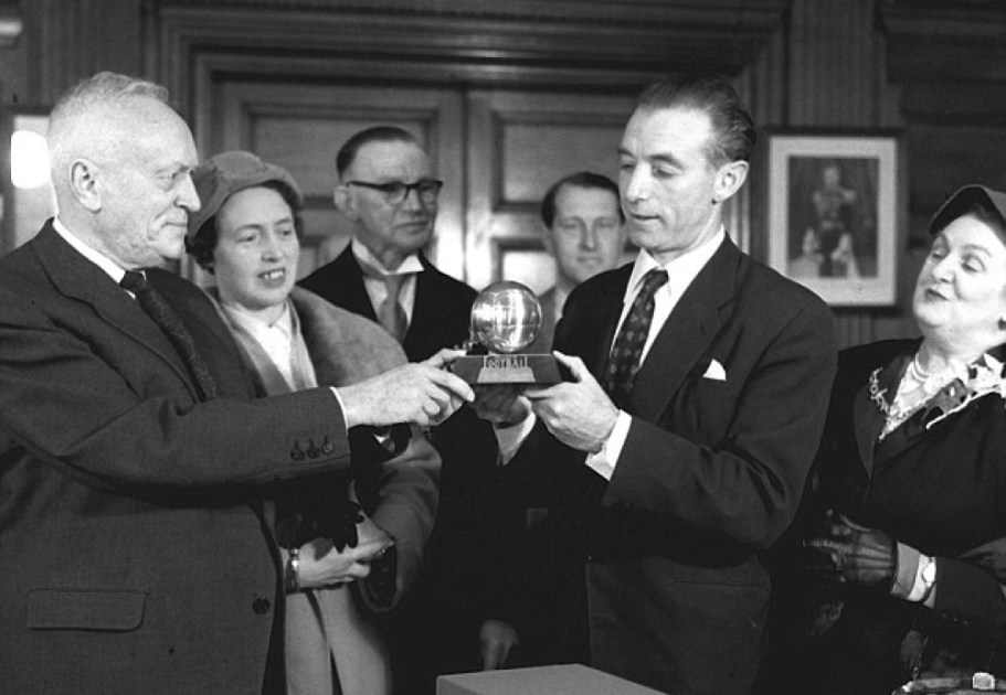 Stanley Matthews (à dir.) recebe o prêmio da Bola de Ouro