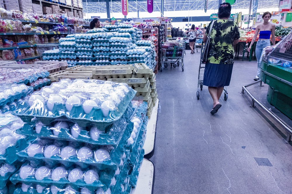 Tomate é item de maior pressão no IPCA de março, aponta IBGE; café já acumula uma elevação de 77,78% nos últimos 12 meses