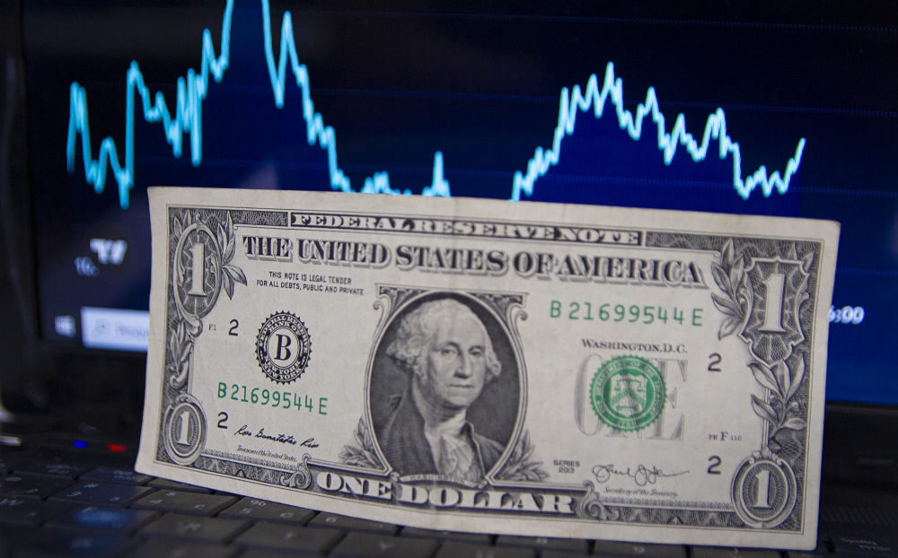Dólar sobe por cautela com tarifas de Trump e queda de commodities