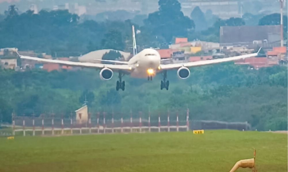 avião aterrisando em guarulhos