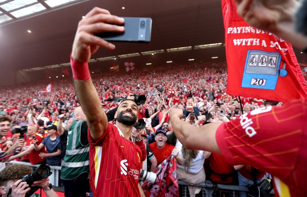Mohamed Salah, do Liverpool, tira uma selfie com torcedores após a conquista do clube