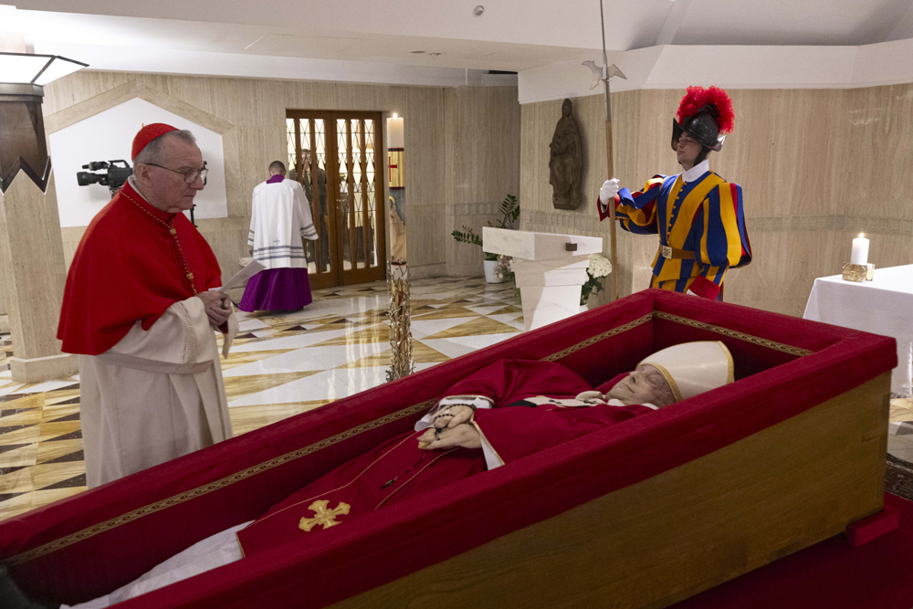 Vaticano publica primeiras imagens do papa Francisco no caixão
