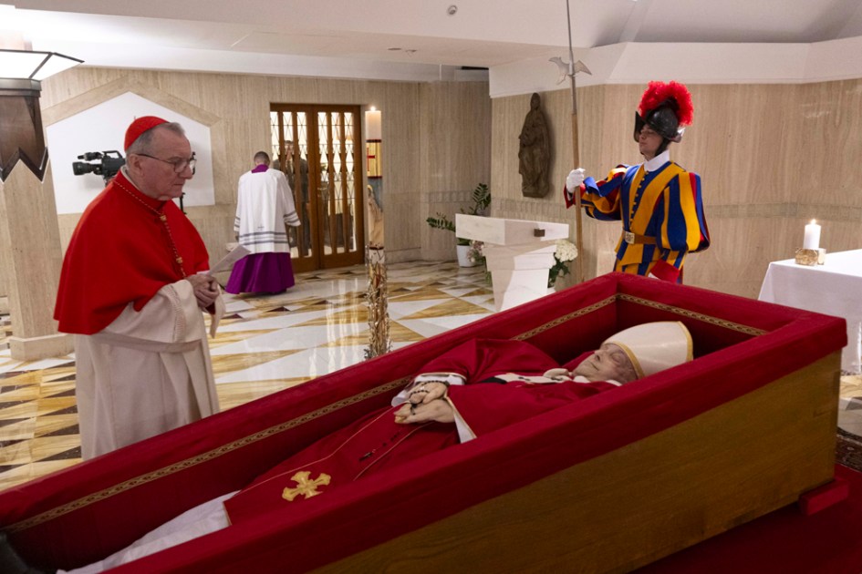 Vaticano divulga imagem do papa Francisco em seu caixão
