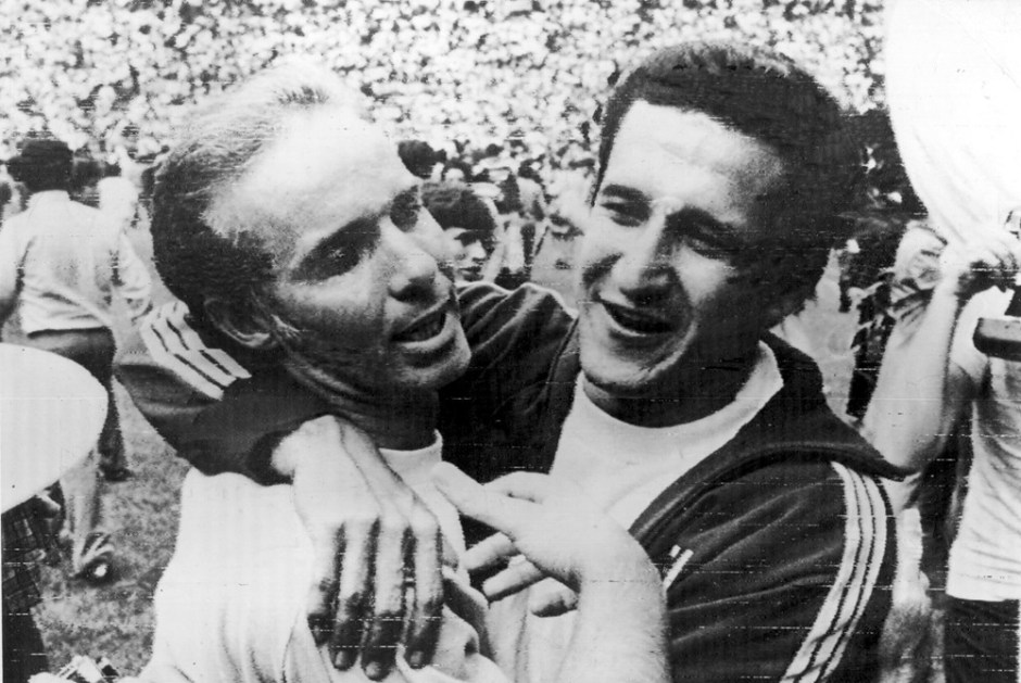 O técnico da Seleção Brasileira Mario Jorge Lobo Zagallo, à esquerda, e o preparador físico Carlos Alberto Parreira se abraçam após o Brasil conquistar o tricampeonato
