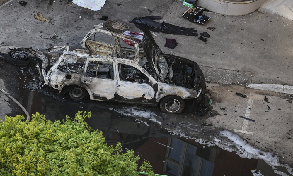 Vista do local da explosão de um carro no pátio de edifícios residenciais em Balashikha, região de Moscou