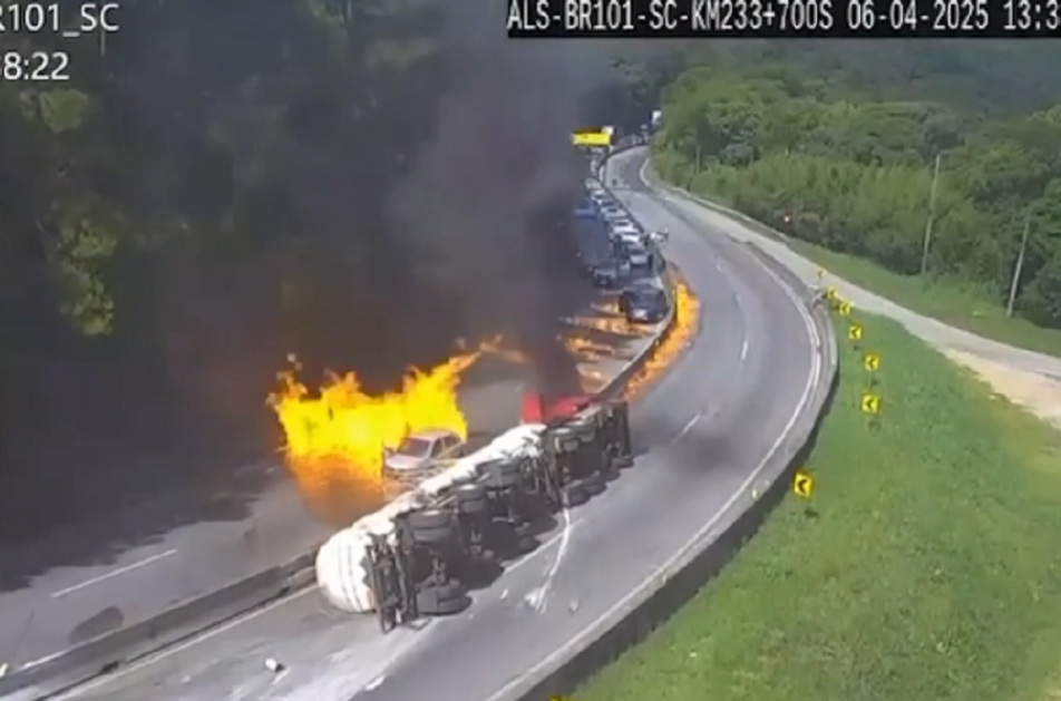 Carreta explode