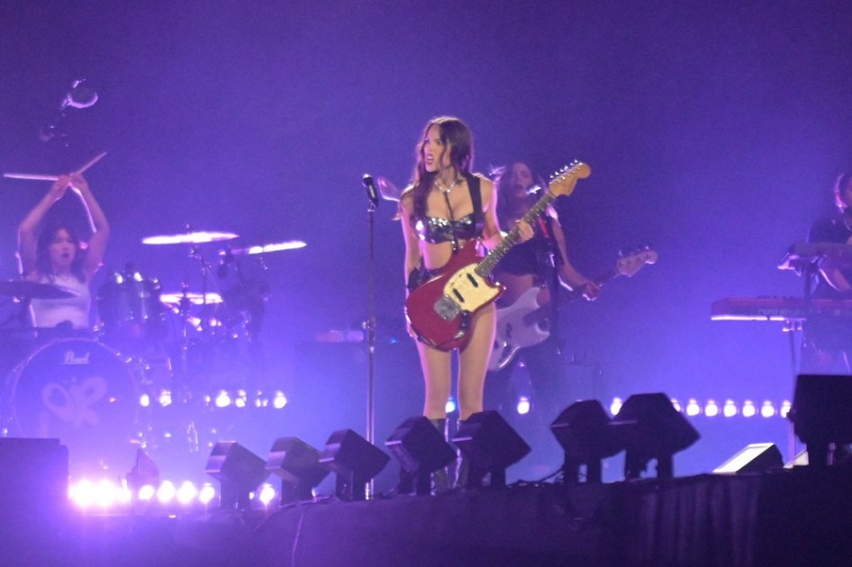 A cantora norte-americana Olivia Rodrigo faz show no estádio Couto Pereira, em Curitiba