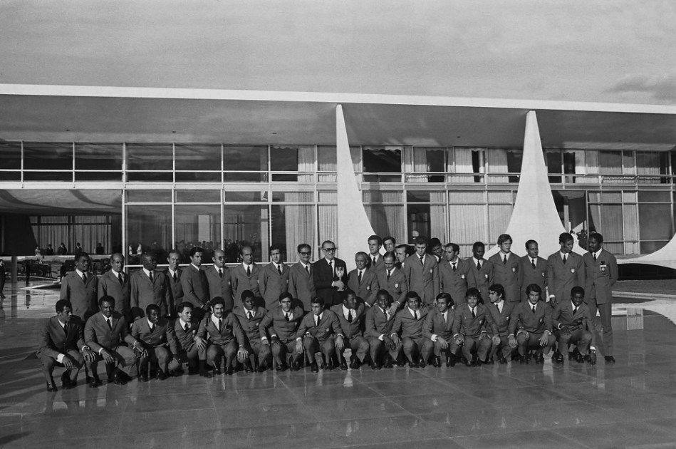 O presidente Emílio Garrastazu Médici (c) posa ao lado dos jogadores da seleção que conquistou o tricampeonato mundial no México