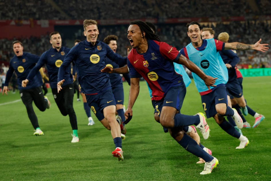 Reservas do Barcelona correm atrás de Kounde após lateral anotrar o gol do titulo da equipe catalã