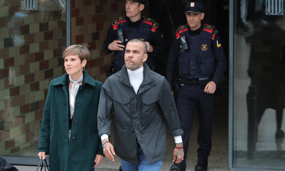 Daniel Alves recupera passaportes e pode retornar ao Brasil após ser absolvido pela Justiça