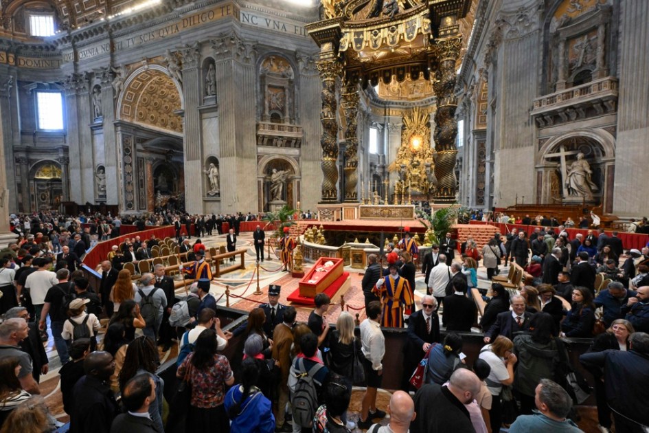 CIDADE DO VATICANO (Estado da Cidade do Vaticano (Santa Sé)), 24/04/2025. Membros do público prestam suas homenagens ao falecido Papa Francisco enquanto ele é velado na Basílica de São Pedro, na Cidade do Vaticano,