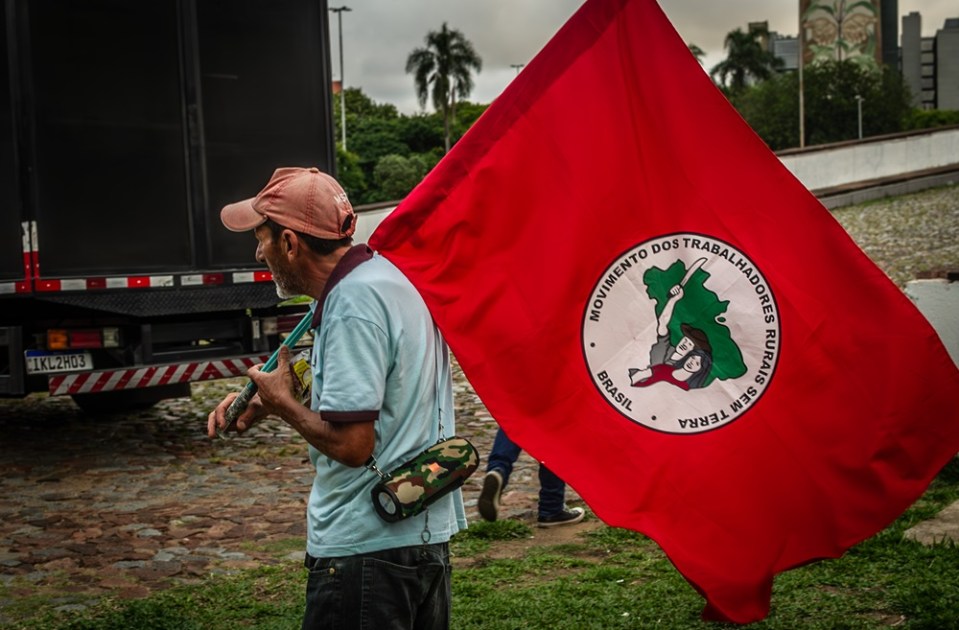Ato em defesa da democracia intitulado de "Sem anistia para golpistas", reune centenas de militantes do Movimento Sem Terra (MST),