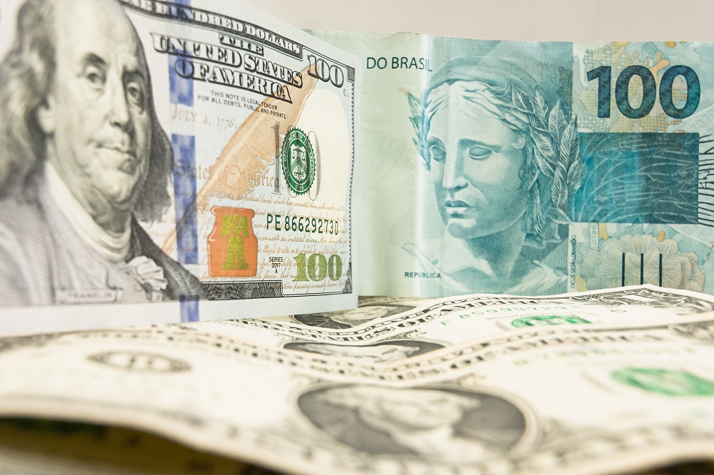 Dólar cai a R$ 5,76 com acordo de paz entre Rússia e Ucrânia no horizonte