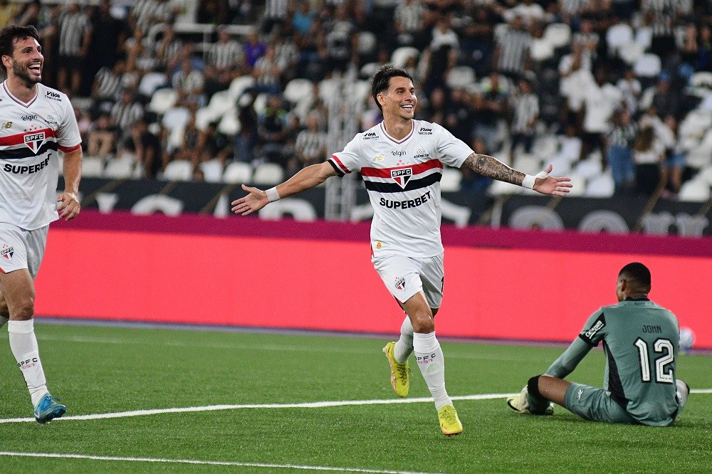 Em jogo movimentado, São Paulo oscila contra o Botafogo e empata pela quarta vez no Brasileirão