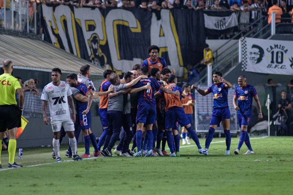 Jogadores do Bragantino comemmoram o primeiro gol da equipe contra o Sanrtos