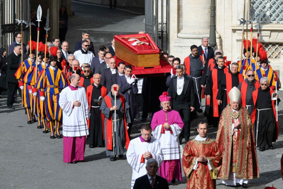 O féretro do papa Francisco chegou à basílica de São Pedro
