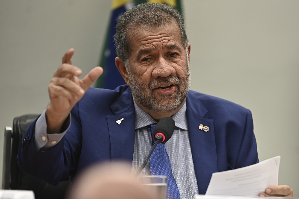 Em audiência, Lupi defende fim de desconto automático na folha de aposentados para evitar fraudes