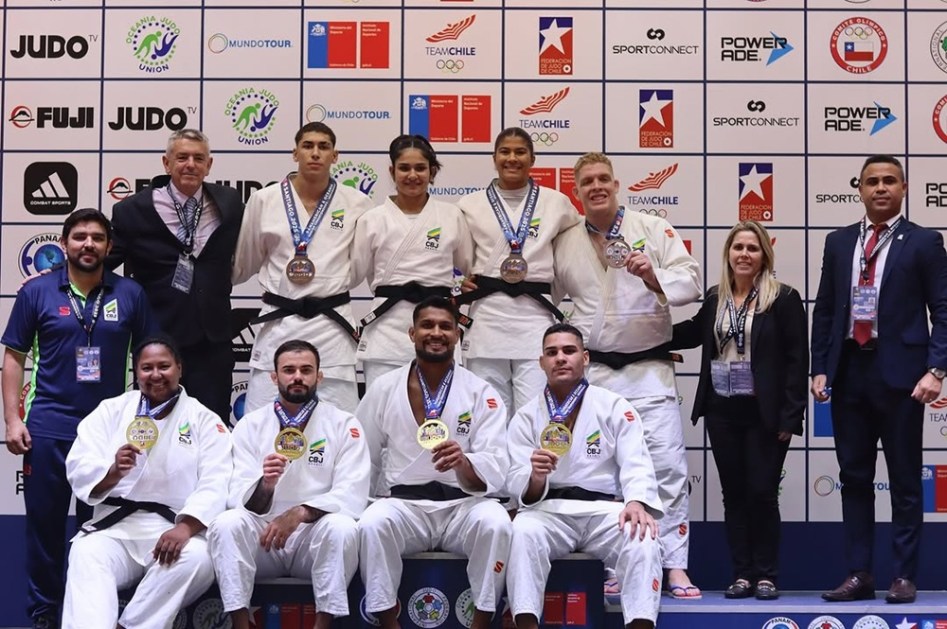 Judocas brasileiros posam com medalhas conquistadas no no Campeonato Pan-Americano e Oceania