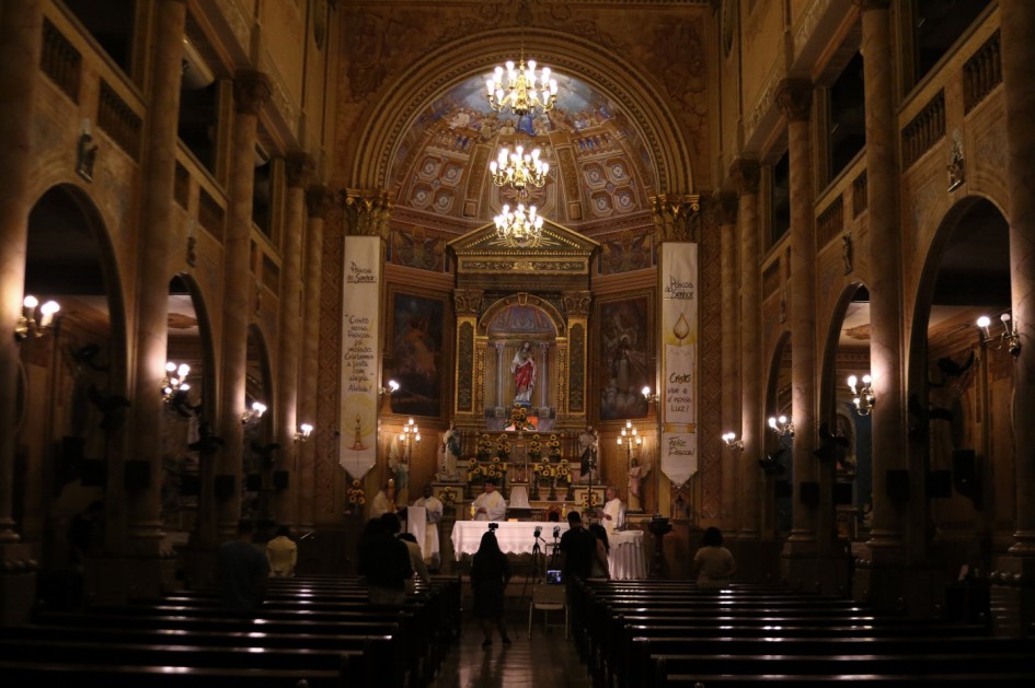 Cerimônia religiosa dentro de igreja