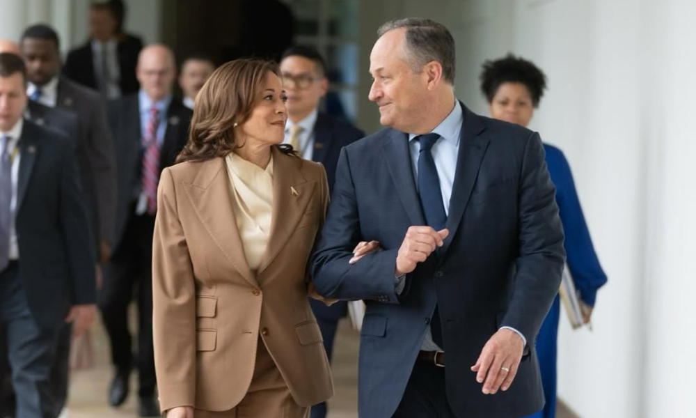 Trump demite esposo de Kamala Harris do conselho do Museu do Holocausto