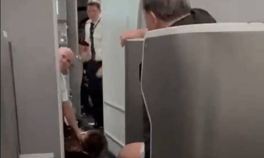 Passageira é contida ao ser acusada de tentar invadir cabine de avião da American Airlines