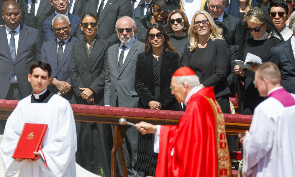 Presidente da República, Luiz Inácio Lula da Silva, durante Missa Exequial em intenção de Sua Santidade o Papa Francisco. Átrio da Basílica de São Pedro, Praça de São Pedro.
