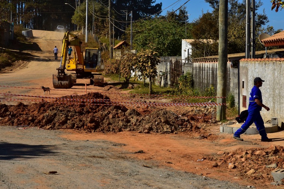 Trabalhadores paralisam as obras de pavimentação no bairro Pousada do Vale, em São José dos Campos