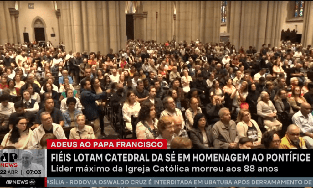 Fiéis lotam Catedral da Sé em missa para homenagear papa Francisco