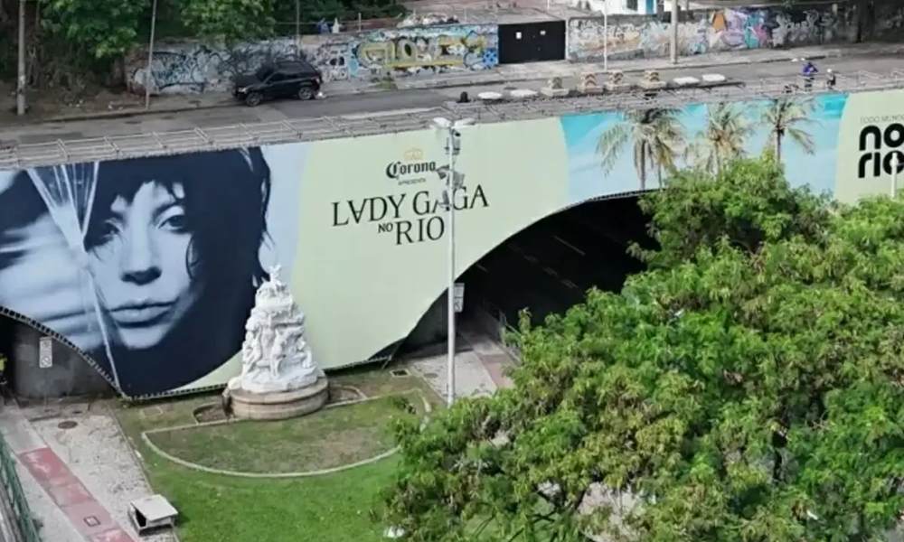 Mega painel da Lady Gaga é retirado de túnel no Rio de Janeiro