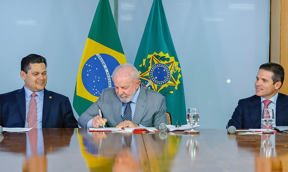 Presidente do Senado, Senador Davi Alcolumbre, Presidente da República, Luiz Inácio Lula da Silva, Presidente da Câmara, Hugo Motta durante Entrega da PEC da Segurança Pública. Palácio do Planalto.