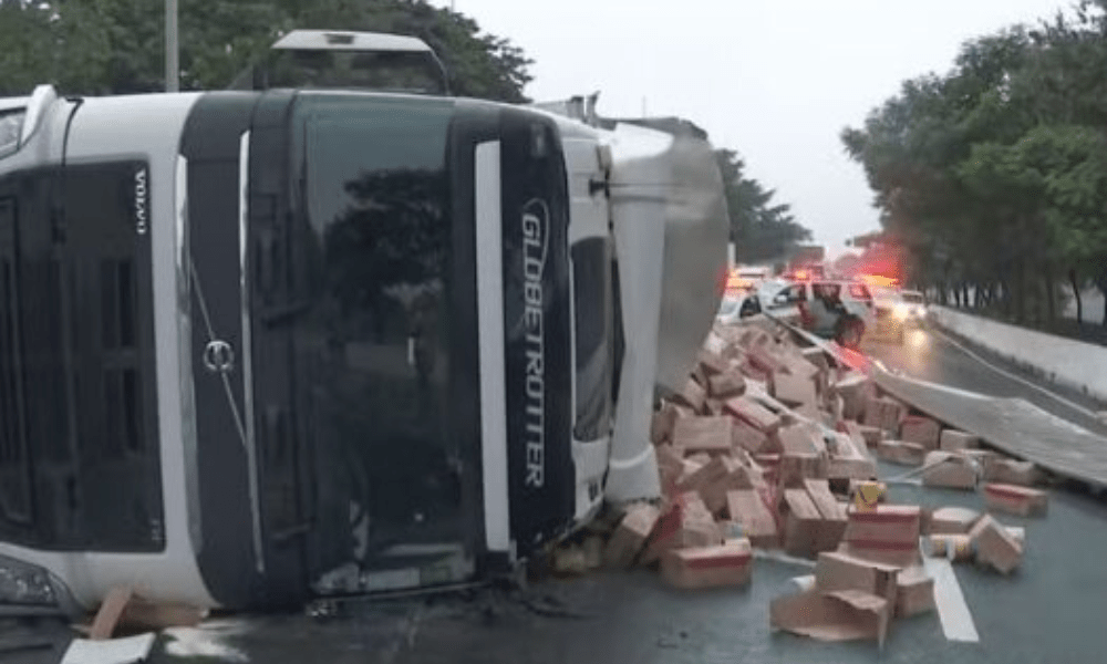 Caminhão tomba na Marginal Tietê e provoca congestionamento