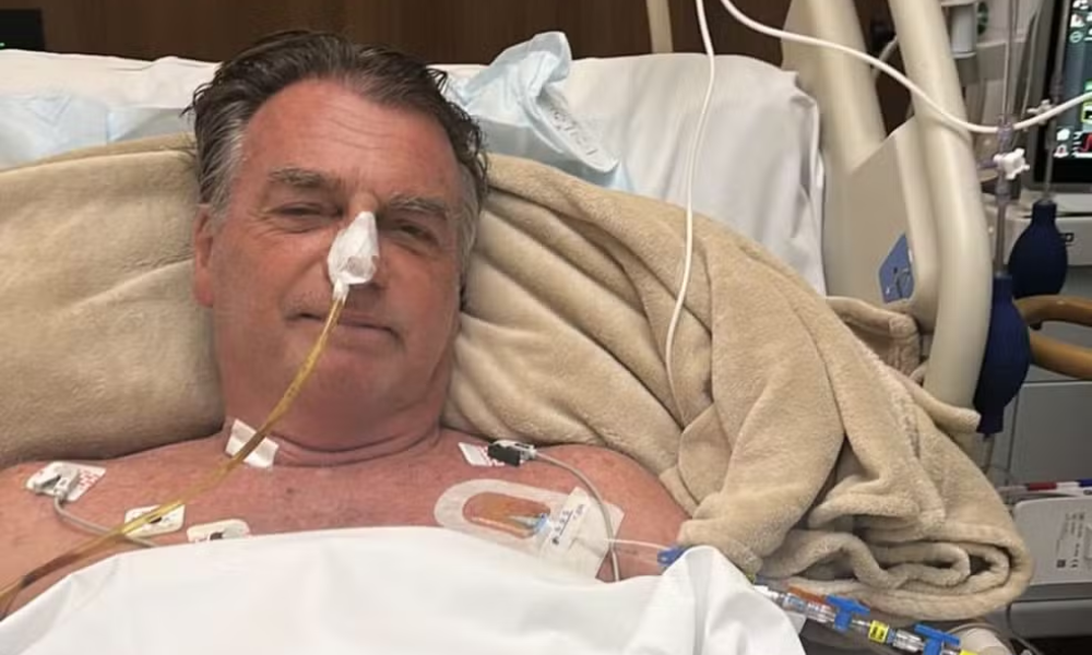 O ex-presidente Jair Bolsonaro em imagem divulgada por Michelle Bolsonaro após a cirurgia deste domingo