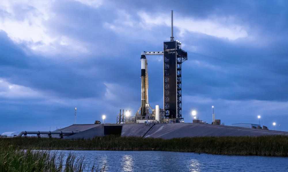 Um foguete SpaceX Falcon 9 e uma cápsula Dragon estão em uma plataforma de lançamento na Flórida antes da tentativa de lançamento da missão Fram2 na segunda-feira