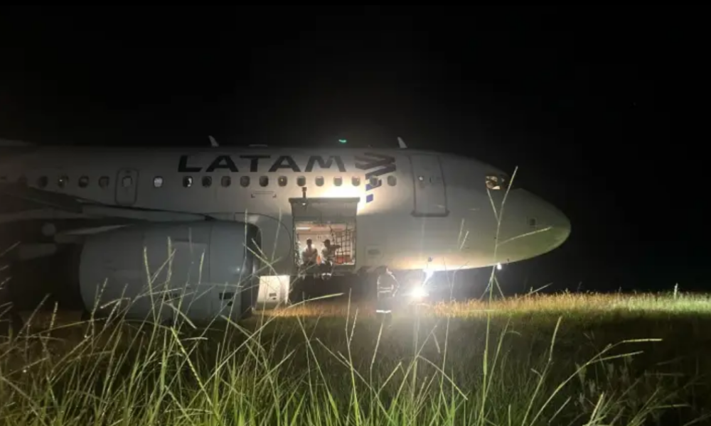 Avião da Latam ultrapassa pista de aeroporto em Chapecó
