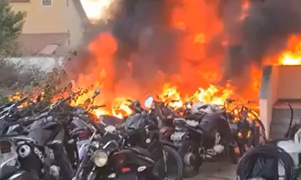 Motos são incendiadas em estacionamento de delegacia no RJ