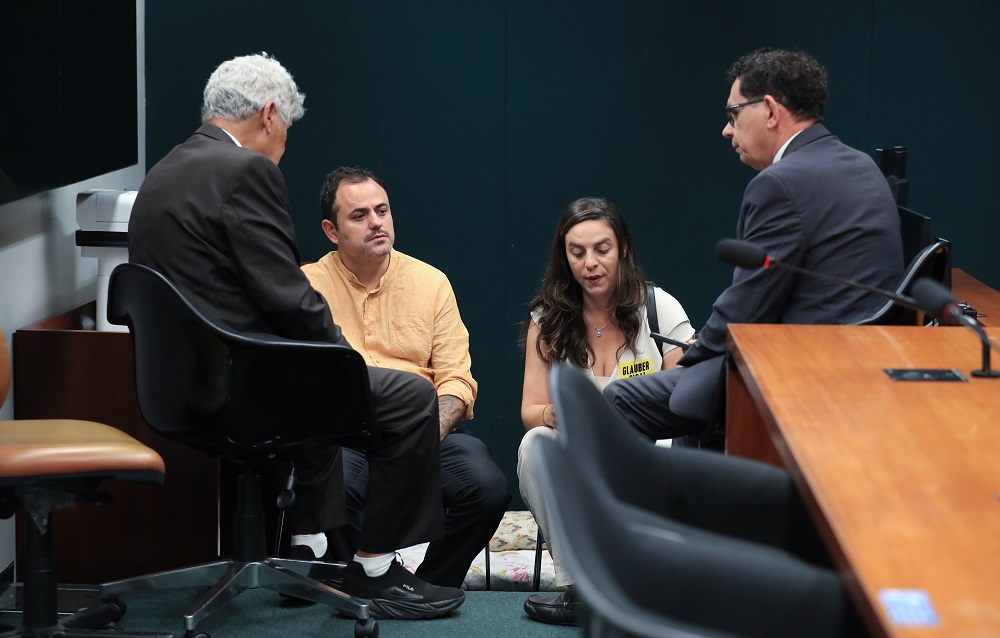 PSOL articula com a CCJ para tentar reverter cassação de Glauber Braga