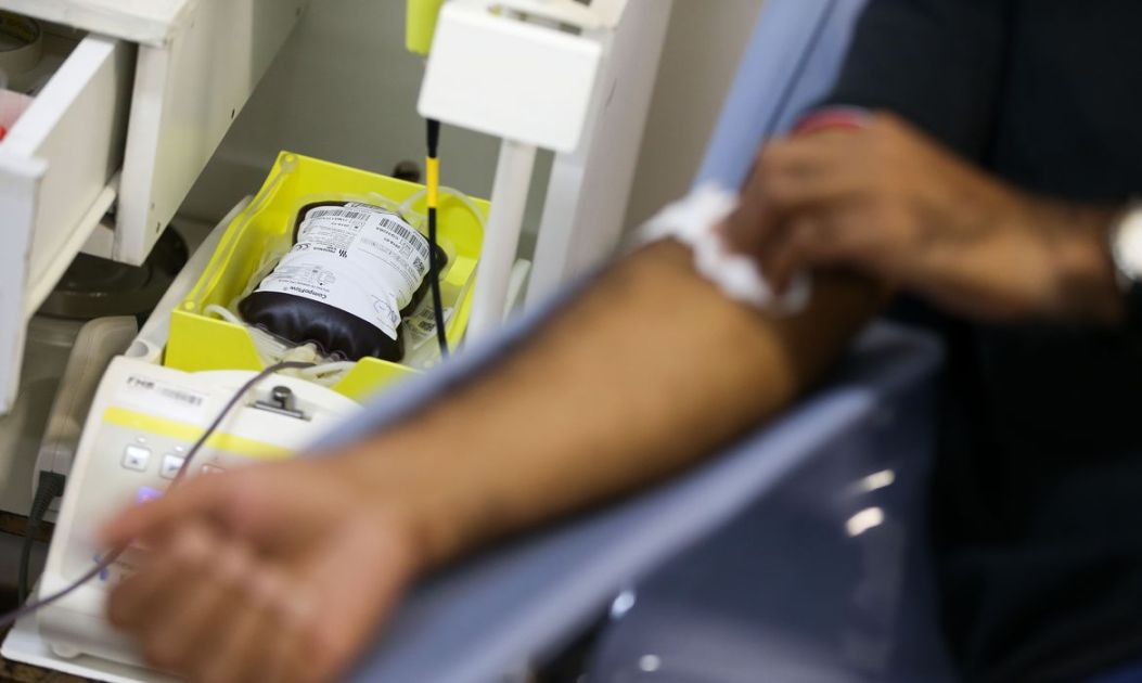 Homem doa sangue