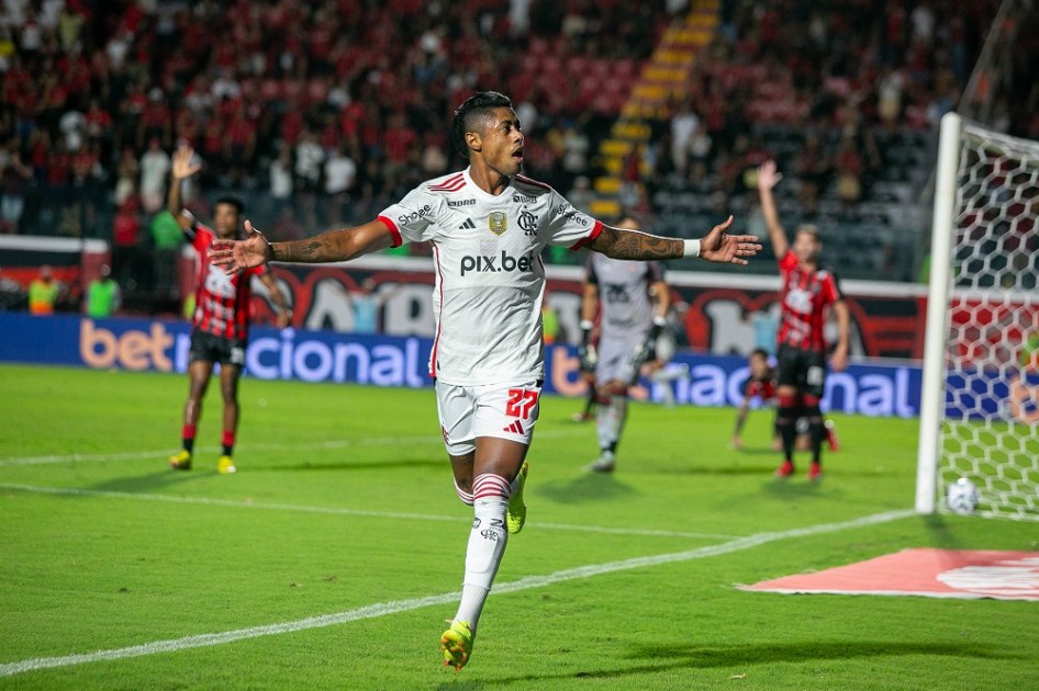 Bruno Henrique, do Flamengo, comemora após marcar gol na partida entre Vitória e Flamengo