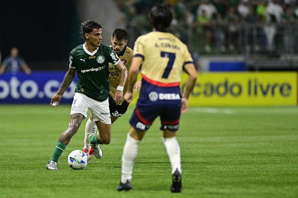 Conmebol investiga caso de torcedor do Palmeiras que imitou índio em jogo da Libertadores