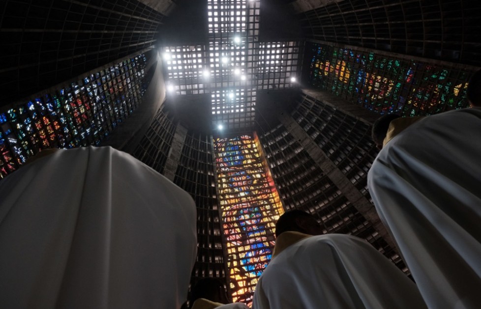 SANTA MISSA DO CRISMA NA CATEDRAL DO RIO, FOI CELEBRADA PELO ARCEBISPO, DOM ORANI JUNTO DA CRUZ QUE FOI REALIZADA A PRIMEIRA MISSA EM 1500 (17).