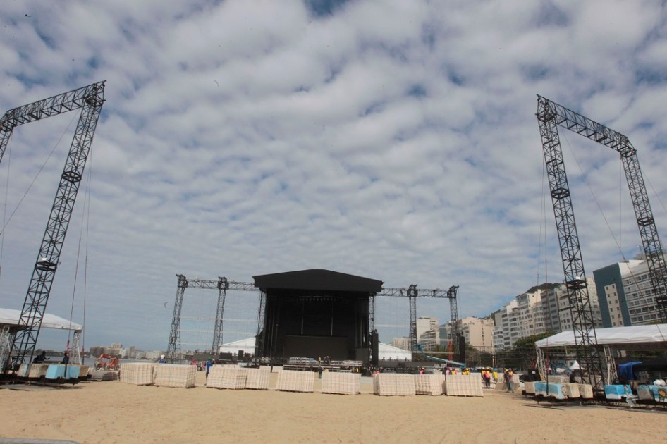Preparativos do palco e toda estrutura para o show da Lady Gaga, na Praia de Copacabana, Zona Sul do Rio de Janeiro