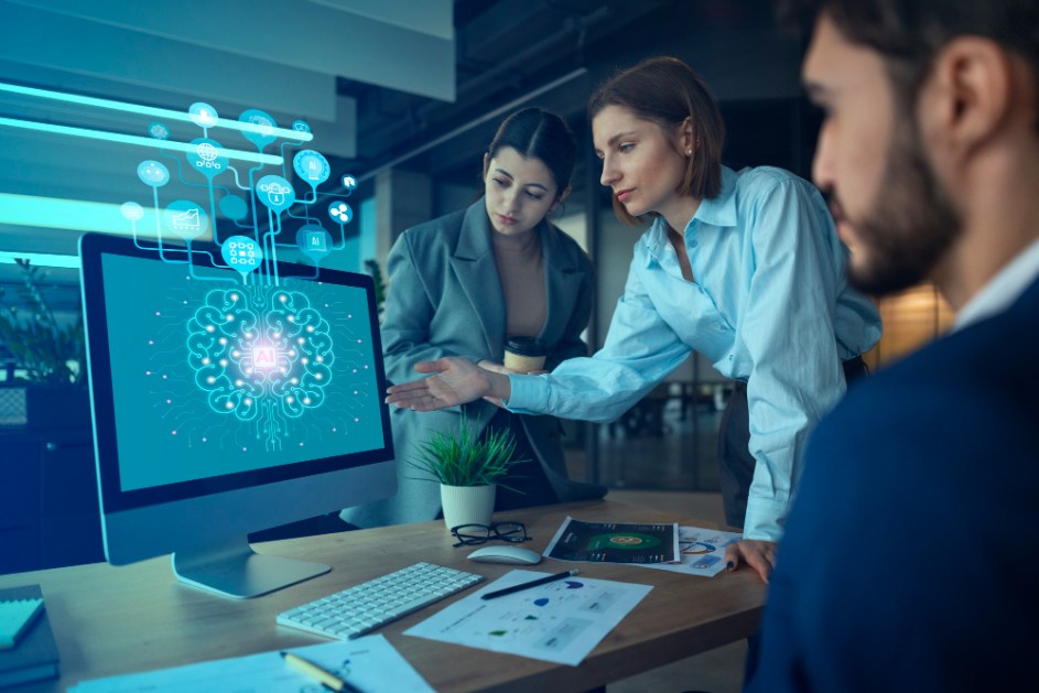 Pessoas olham para um computador no trabalho