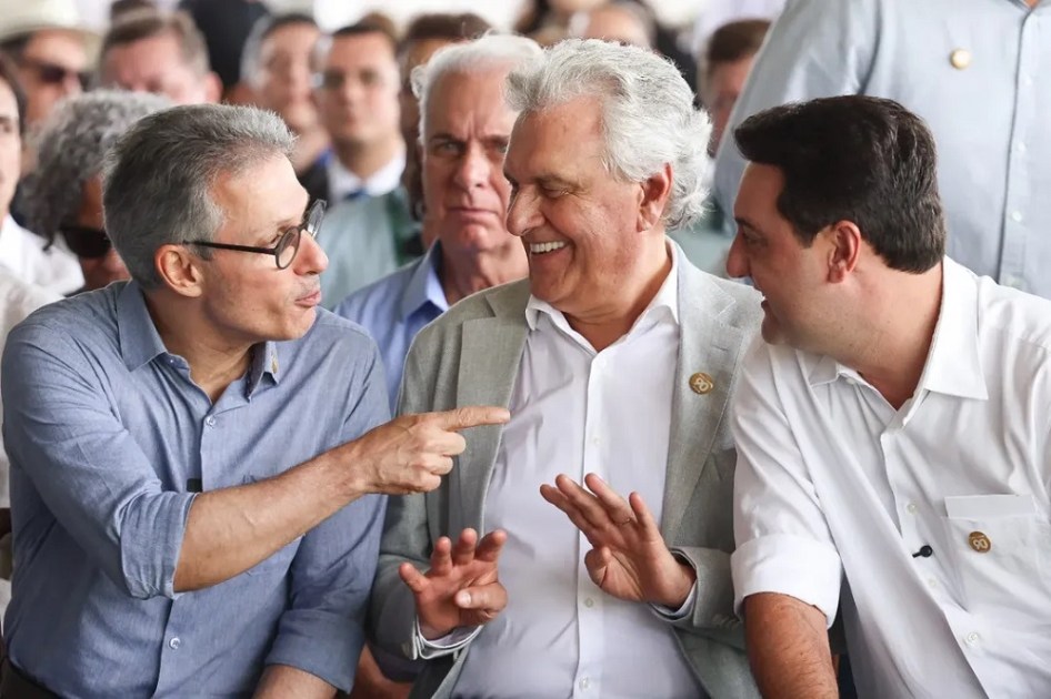 Romeu Zema, Ronaldo Caiado e Ratinho Junior conversam durante a Expozebu, tradicional feira do agronegócio em Uberaba