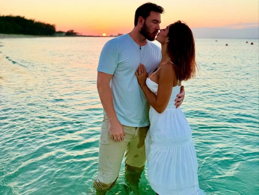 Thiago Nigro e Maíra Cardi se beijam em praia nas Bahamas