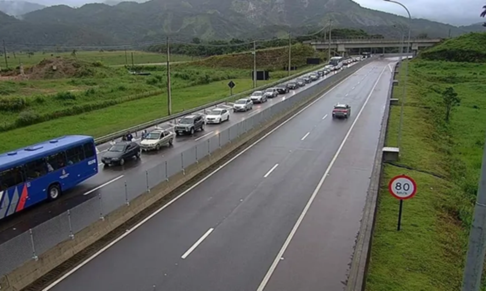 Rodovia dos Tamoios é interditada após chuvas intensas