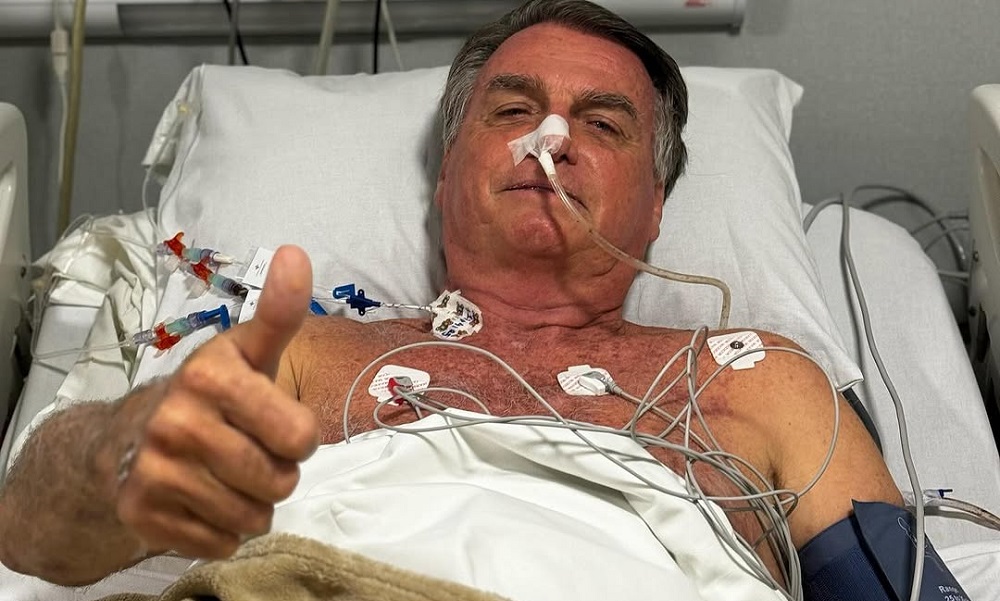 Bolsonaro publica vídeo caminhando pelo hospital após cirurgia