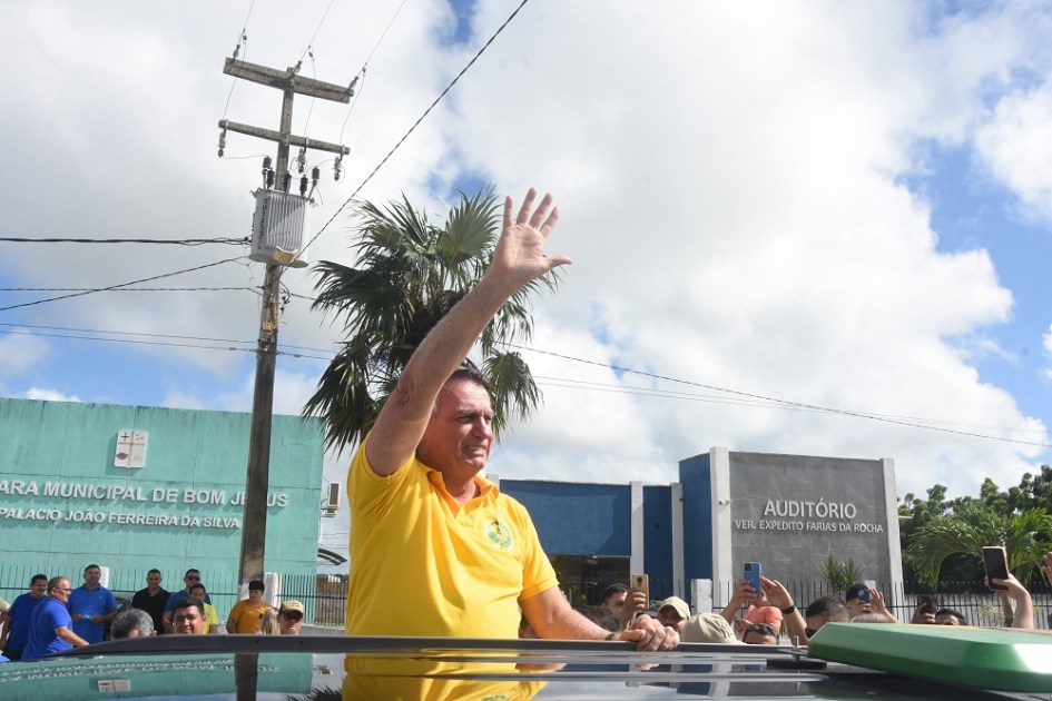 O ex-presidente, Jair Bolsonaro (PL), acompanhado por seus apoiadores, passa mal depois de discursar na cidade de Bom Jesus, interior do Rio Grande do Norte