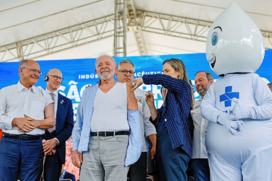 Presidente Lula sendo vacinado