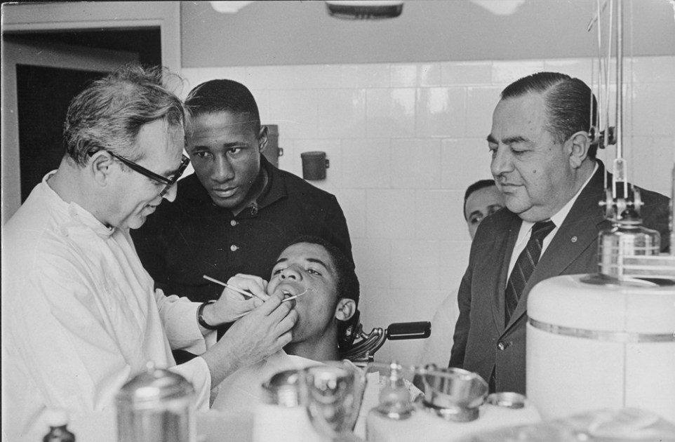O dentista Mário trigo examina os dentes de Nei, observado por Djalma Santos (c) e Vicente Feola (d)